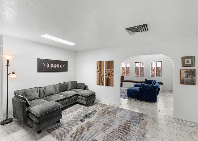 New! 5-Bedroom Pet-Friendly Retreat | Hot Tub | Backyard | Nintendo Switch 10