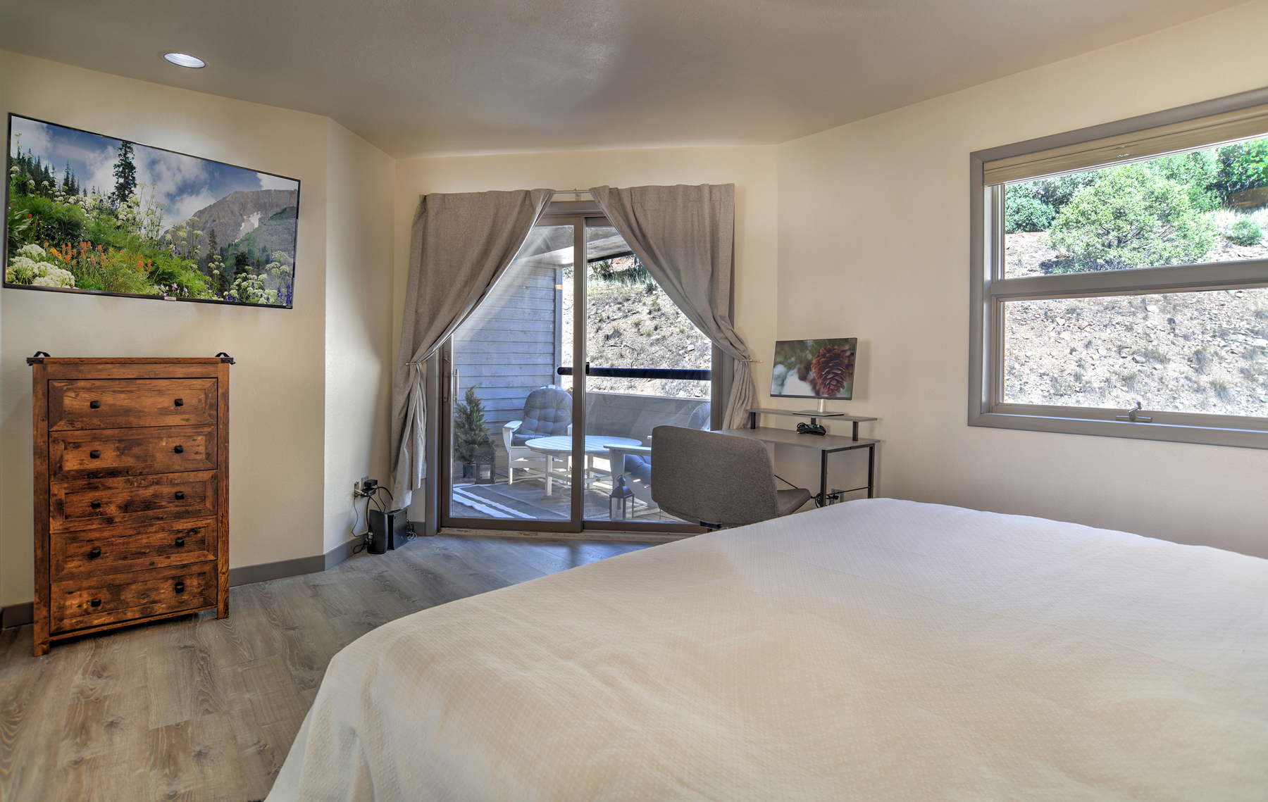 Master Bedroom - King TV, Desk (with monitor) and deck access