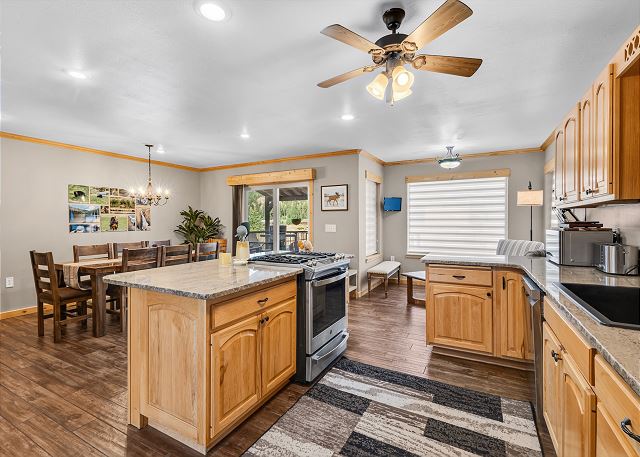 New Listing! Spacious 4BR | Private Hot Tub | Fire Pit | Near Wolf Creek 3