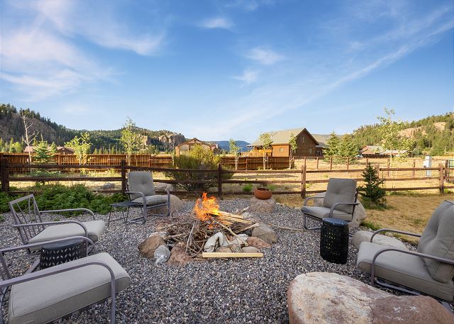 New Listing! Spacious 4BR | Private Hot Tub | Fire Pit | Near Wolf Creek 5