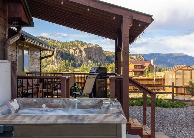 New Listing! Spacious 4BR | Private Hot Tub | Fire Pit | Near Wolf Creek 4