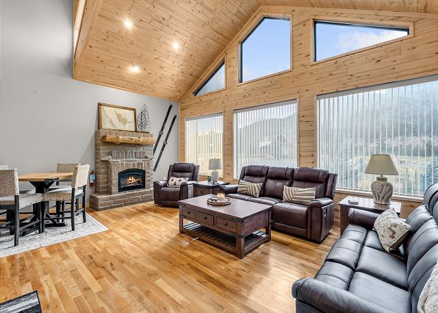 New Listing! Spacious 4BR | Private Hot Tub | Fire Pit | Near Wolf Creek 10