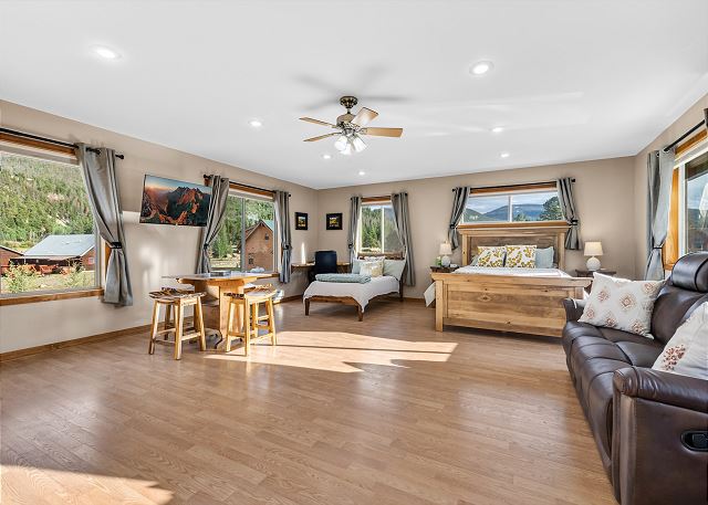 New Listing! Spacious 4BR | Private Hot Tub | Fire Pit | Near Wolf Creek 6