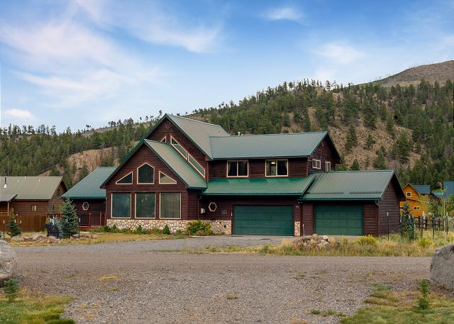 New Listing! Spacious 4BR | Private Hot Tub | Fire Pit | Near Wolf Creek 2