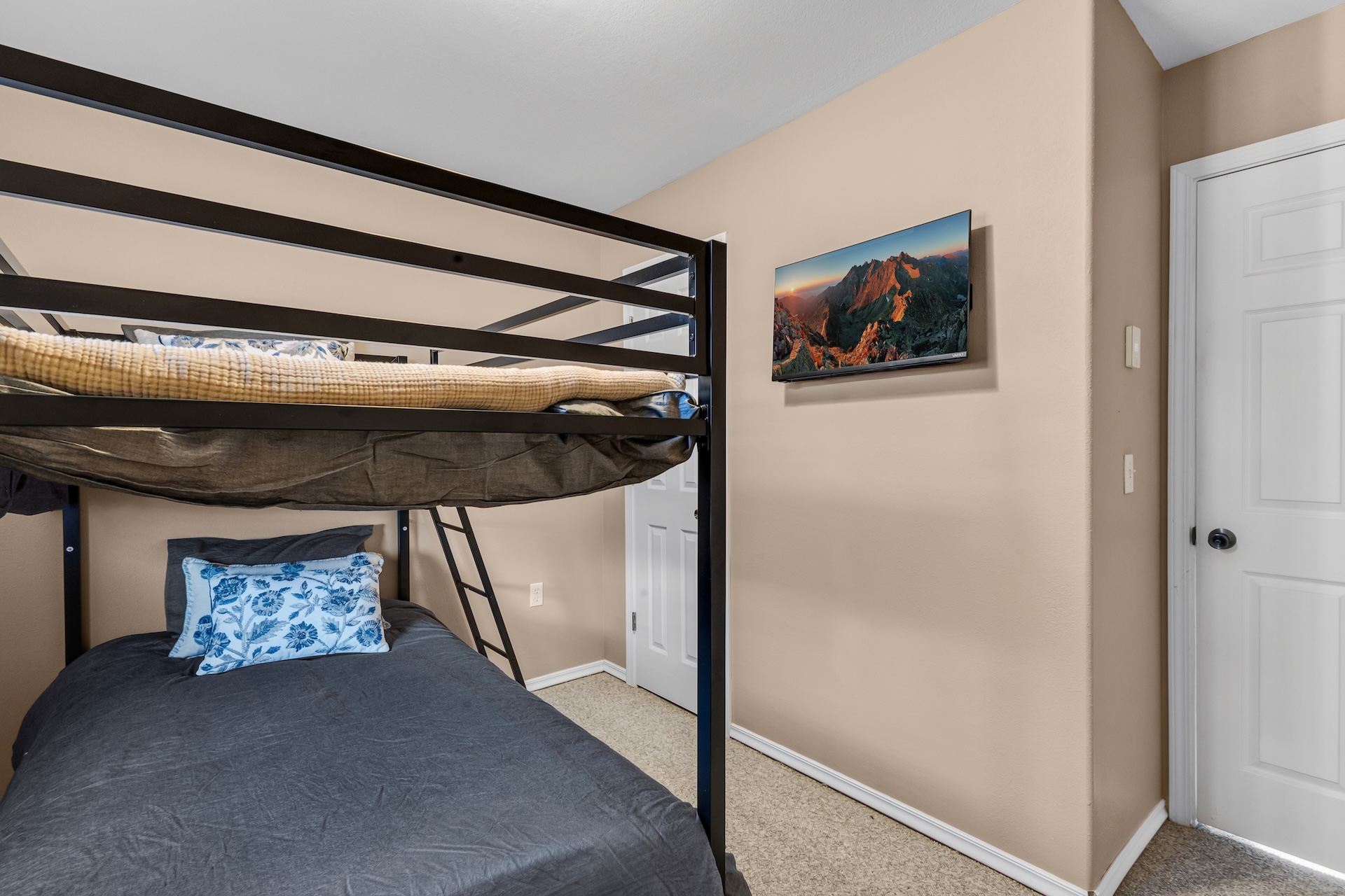 New Listing! Spacious 4BR | Private Hot Tub | Fire Pit | Near Wolf Creek | Photo 32