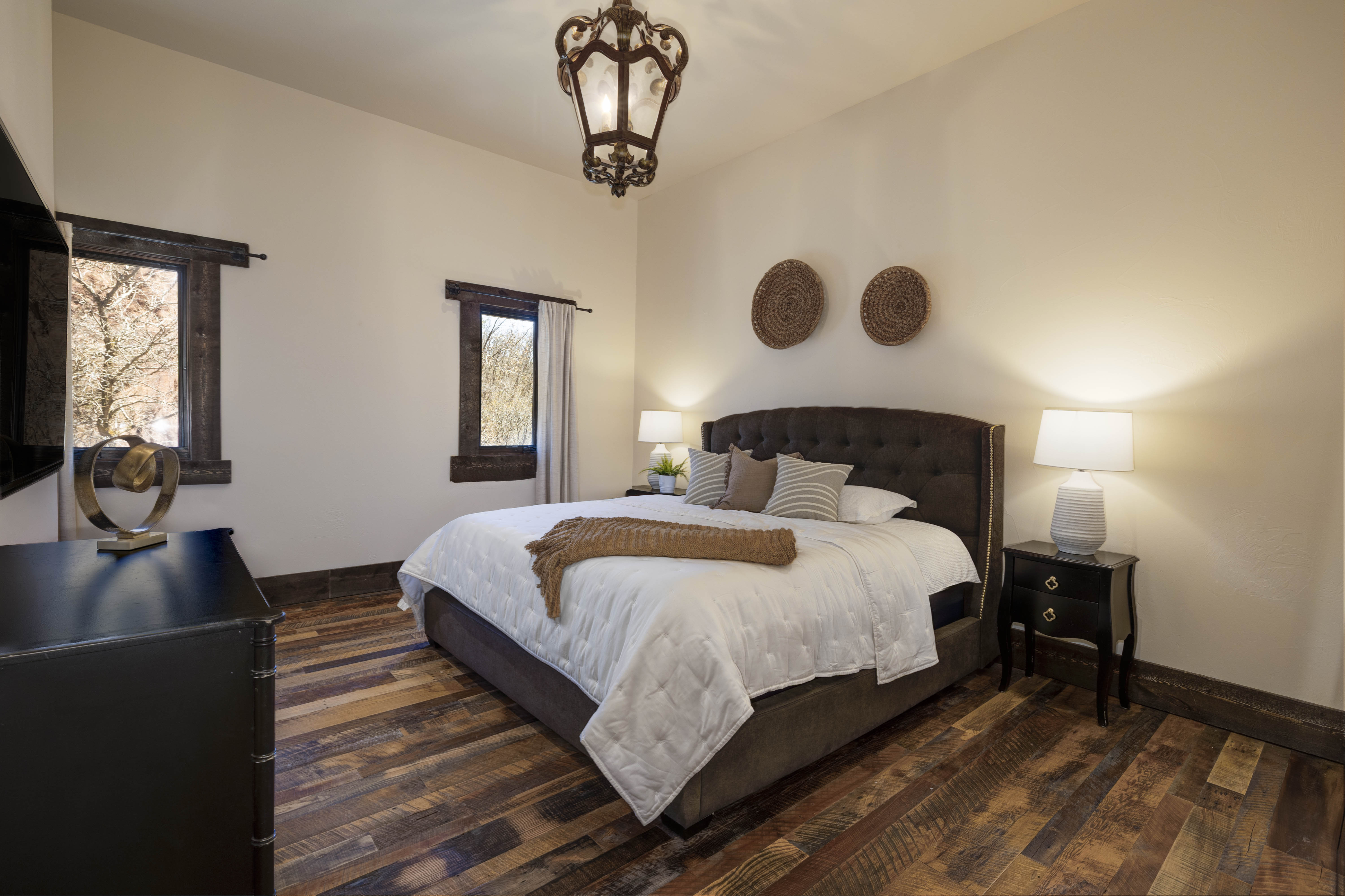Second King bedroom with an en suite bathroom – conveniently located on the main level. 