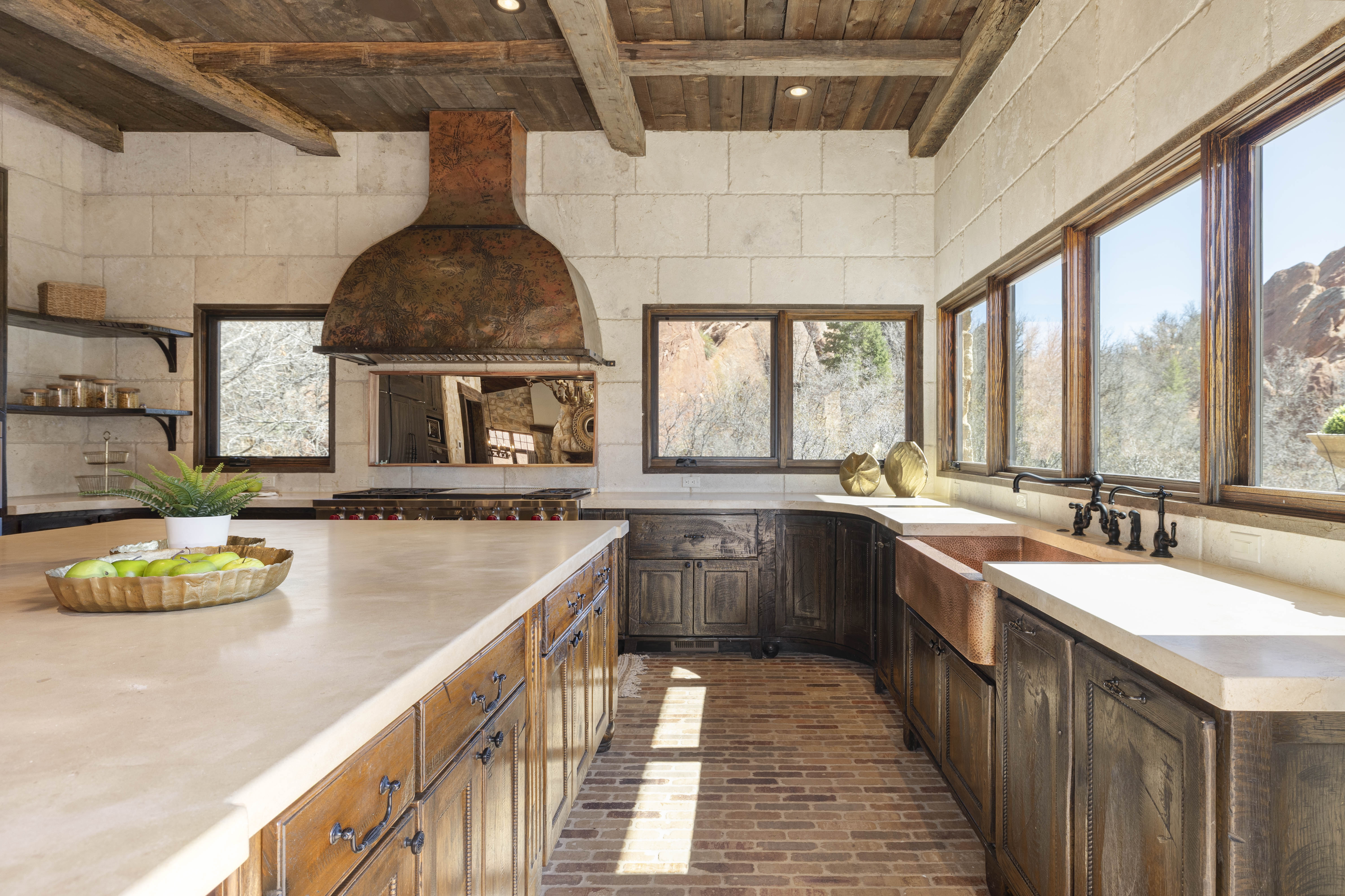 Whip up your favorite meals in this beautifully designed gourmet chef''s kitchen with premium appliances. 