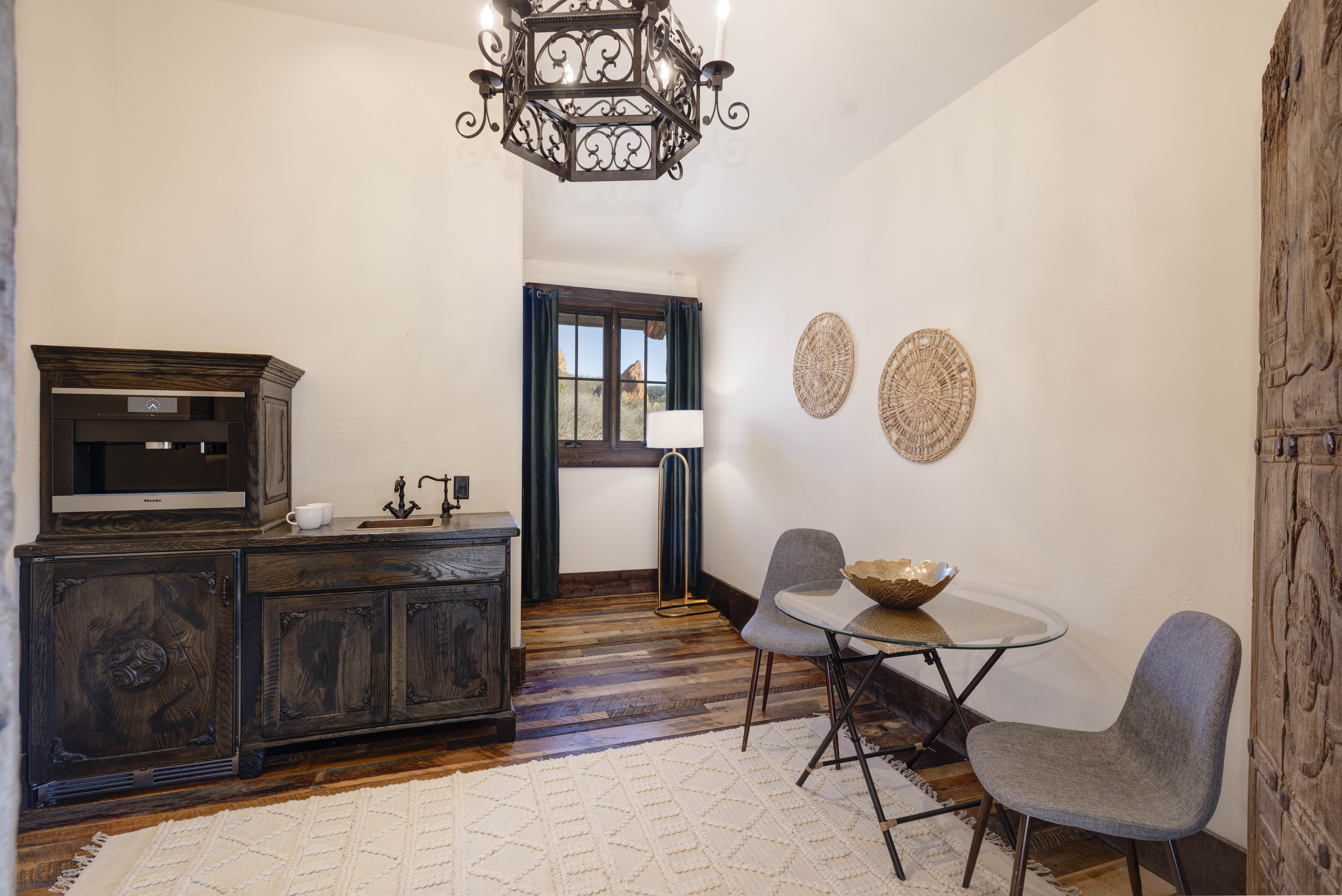 Coffee bar with built-in espresso machine