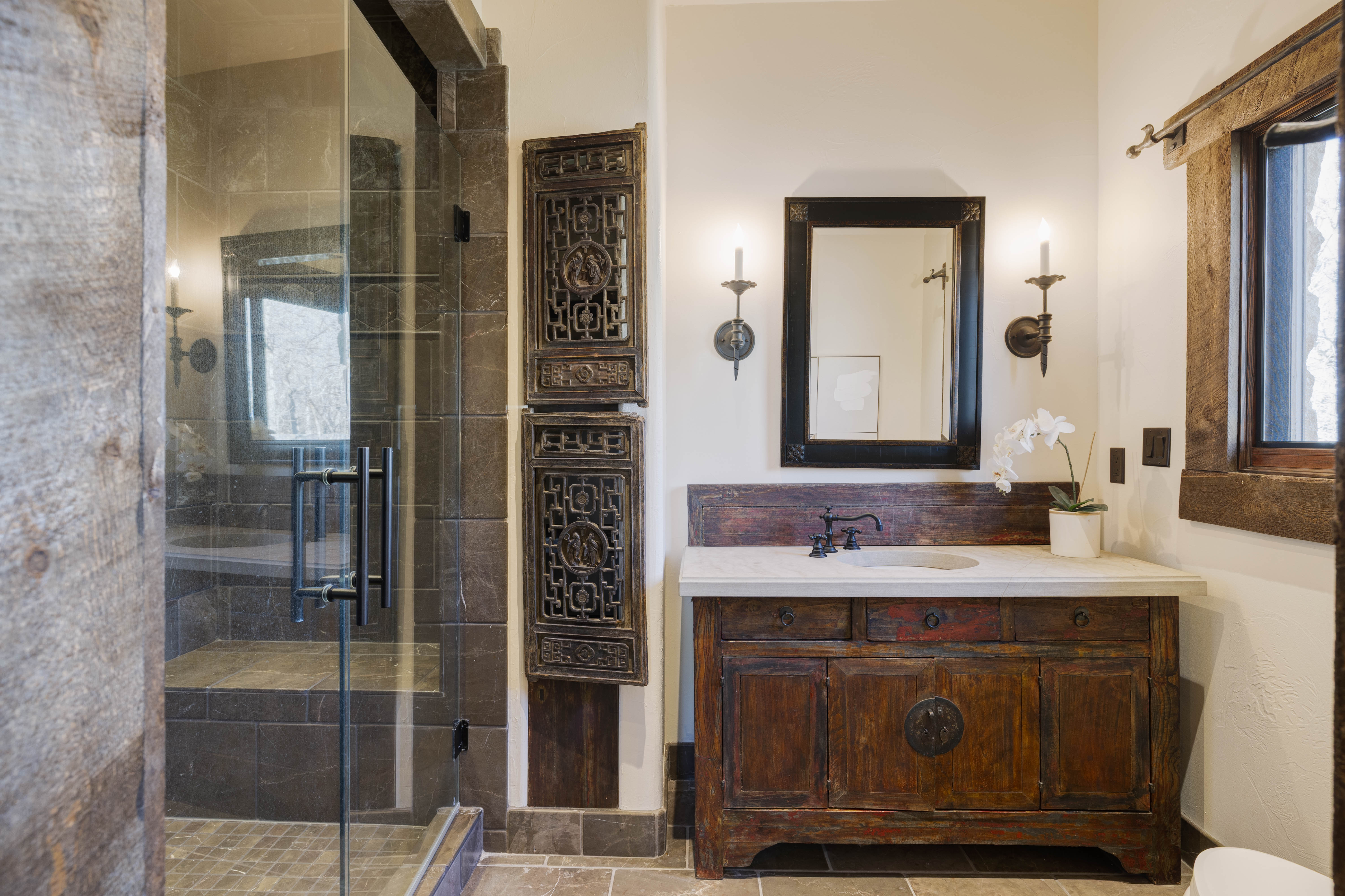 En suite bath features a tiled walk-in shower.