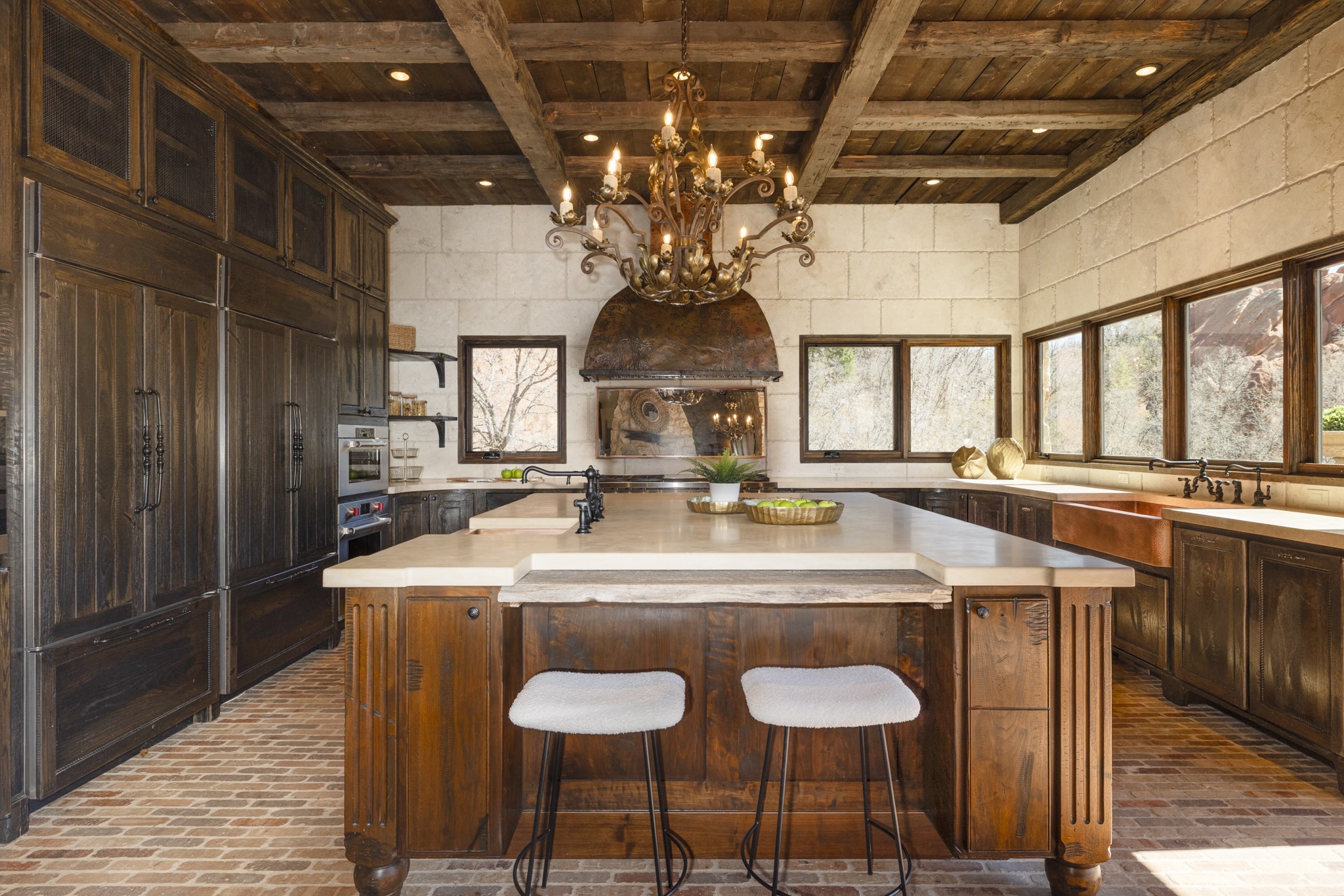 Whip up your favorite meals in this beautifully designed gourmet chef''s kitchen with premium appliances. 