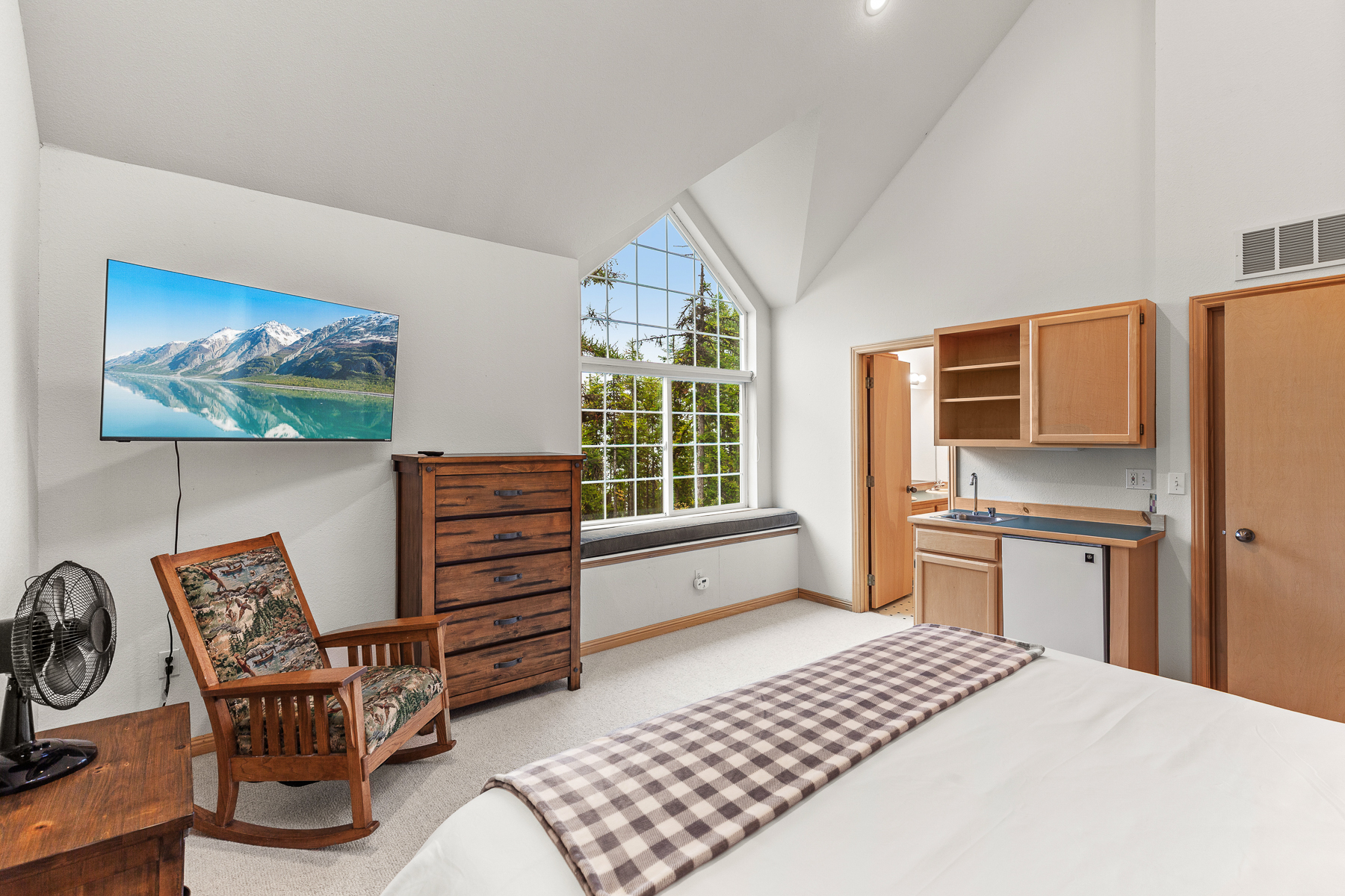Unwind in this spacious king bedroom with a Smart TV and en suite bathroom.