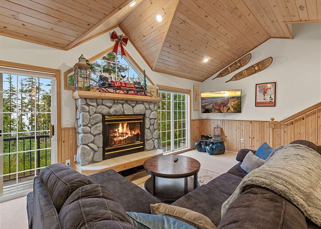 New! Spacious Ski Retreat | Sleeps 13 | 3 Min to Schweitzer Mountain Resort