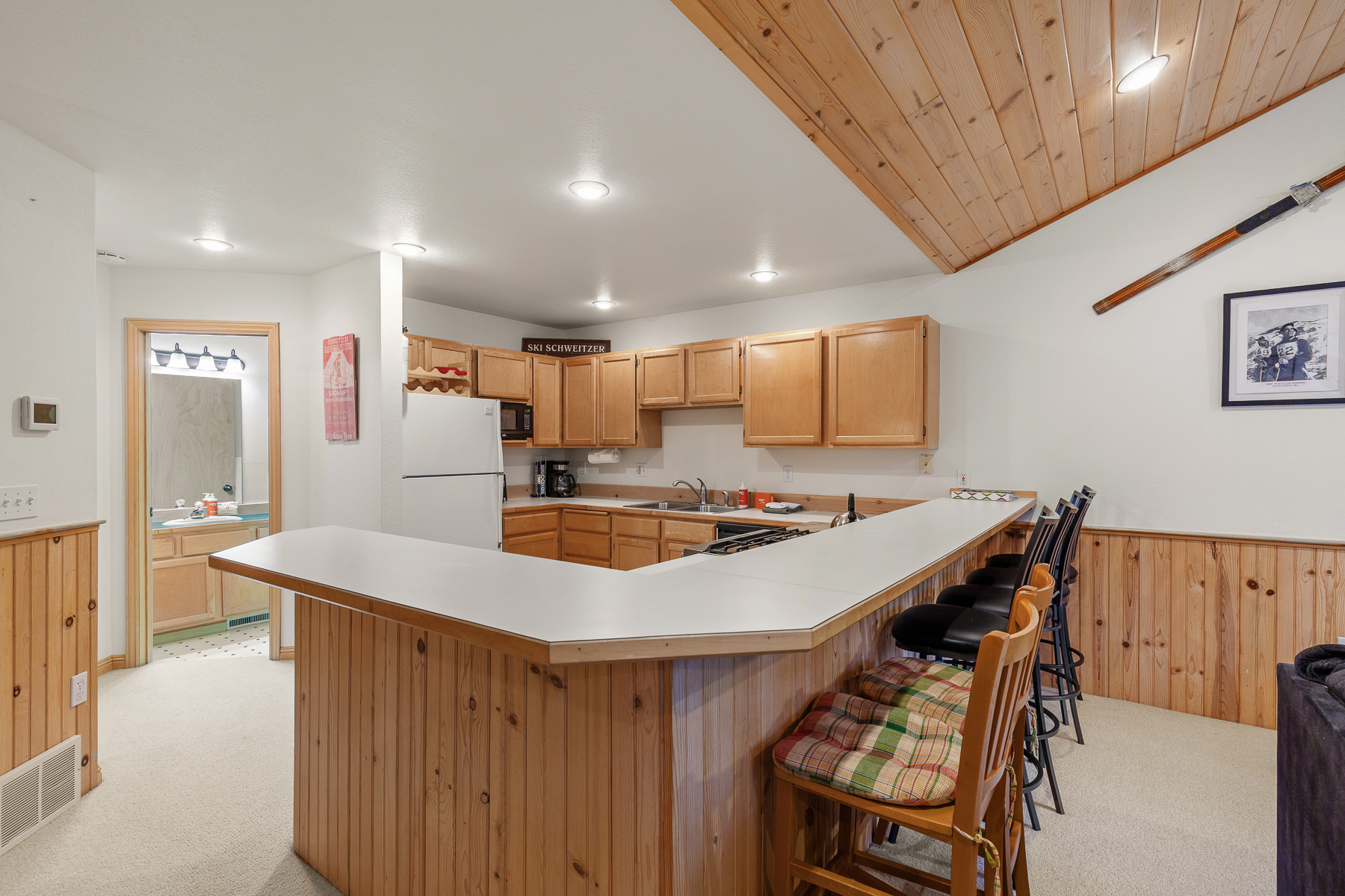 Breakfast bar seating for 4 guests.