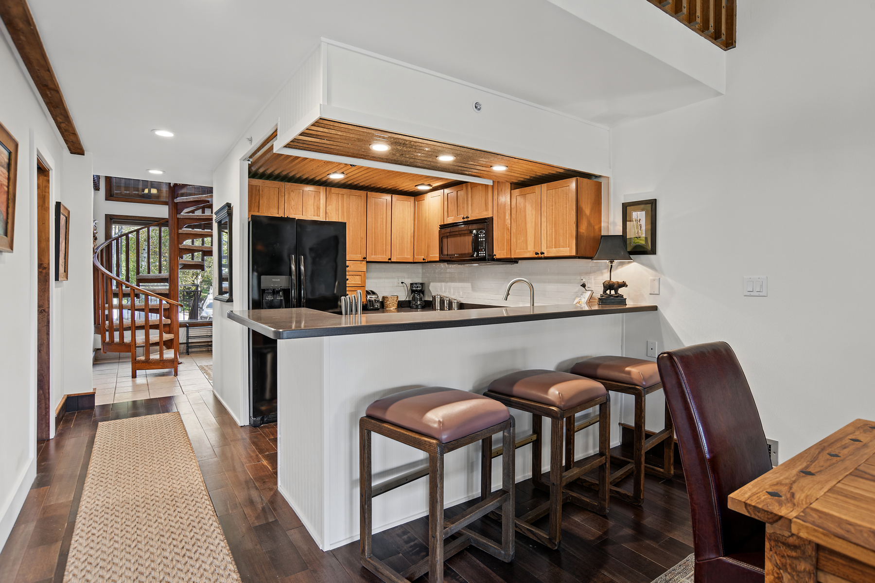 Breakfast bar in the kitchen.