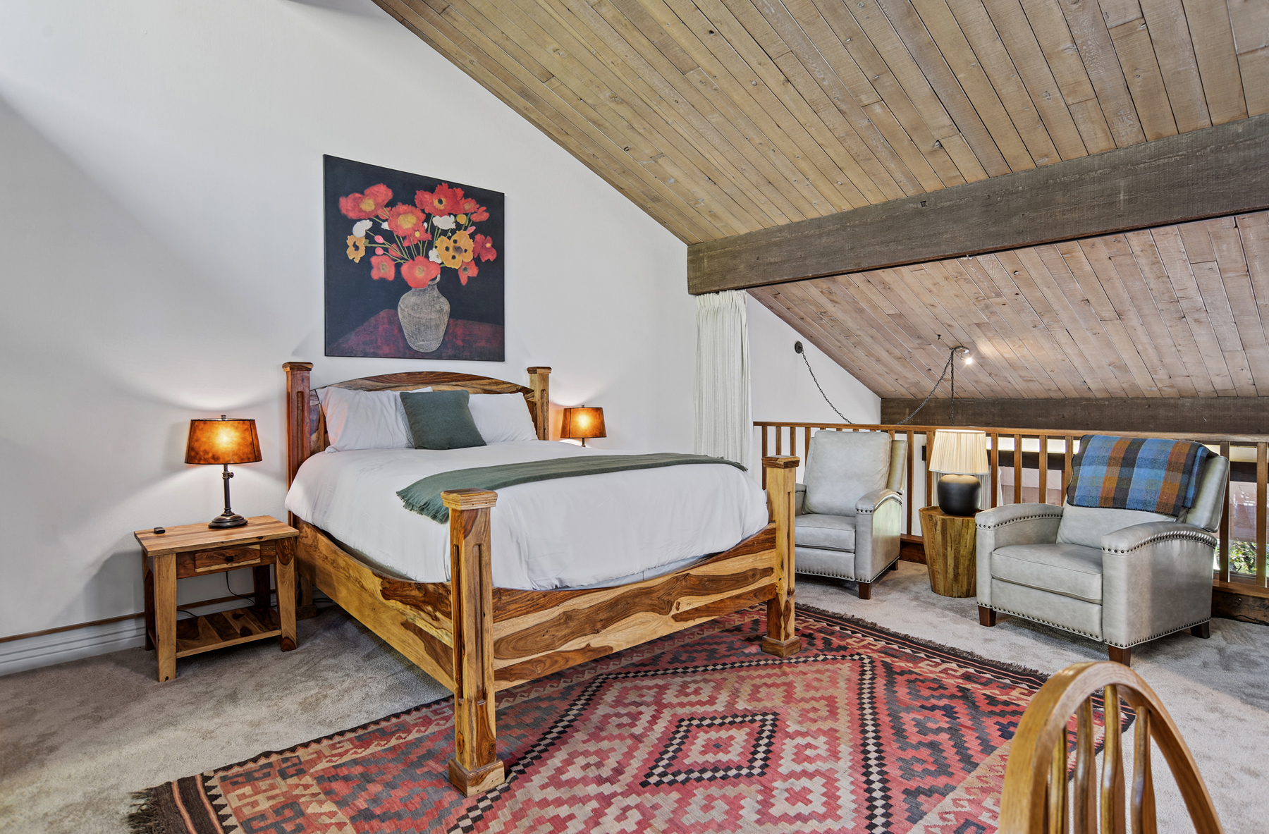 Main Queen bed with en suite bathroom (upper level).