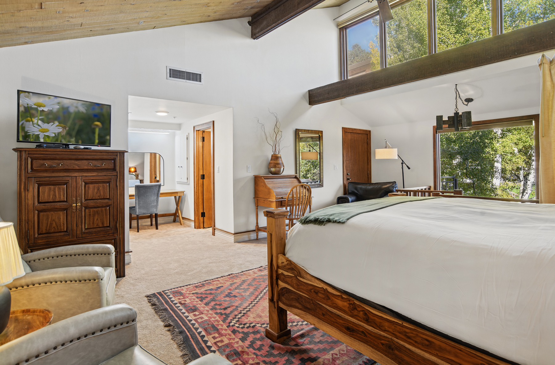 Main Queen bed with en suite bathroom (upper level).