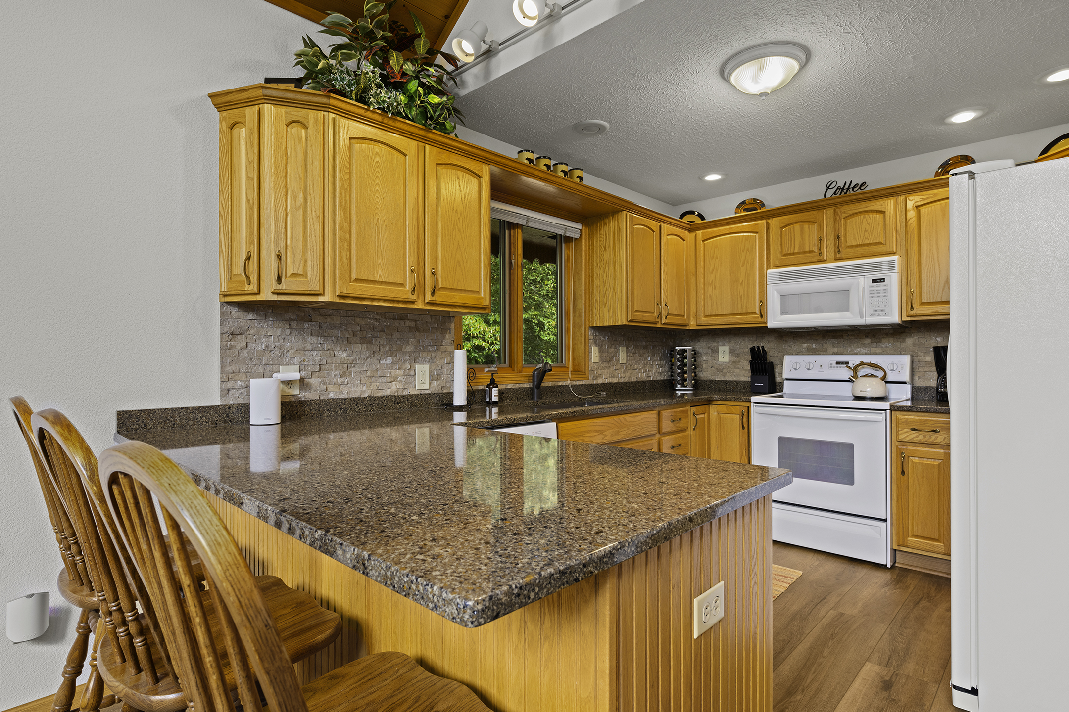 Keep the cook company with breakfast bar seating for 3 guests. 