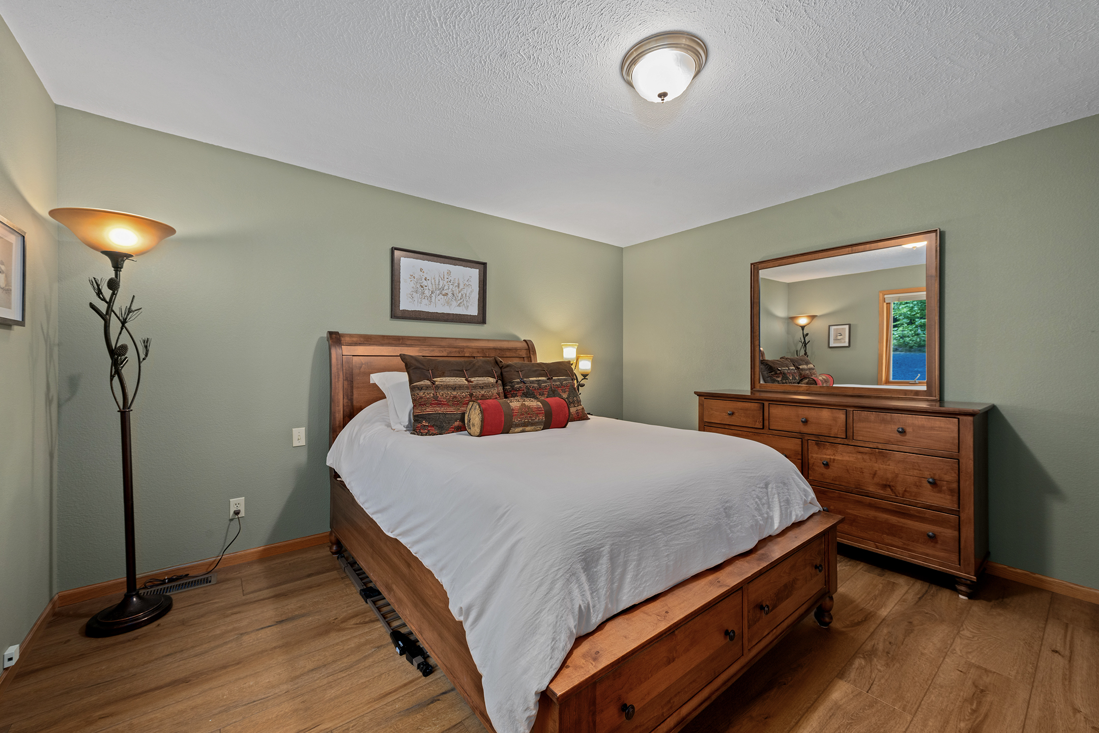 Bedroom 1: Queen Bed (Main Level)