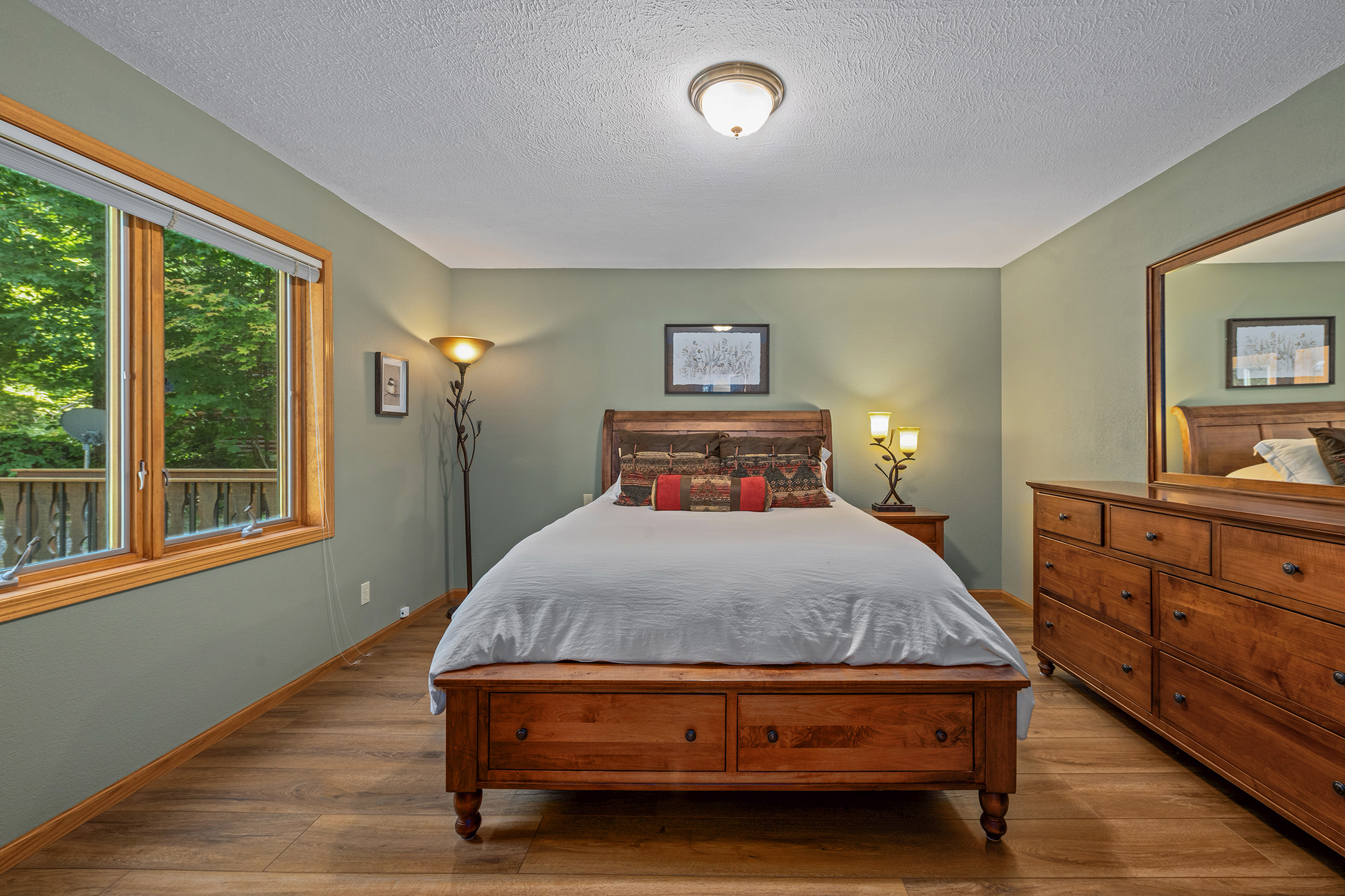 Bedroom 1: Queen Bed (Main Level)