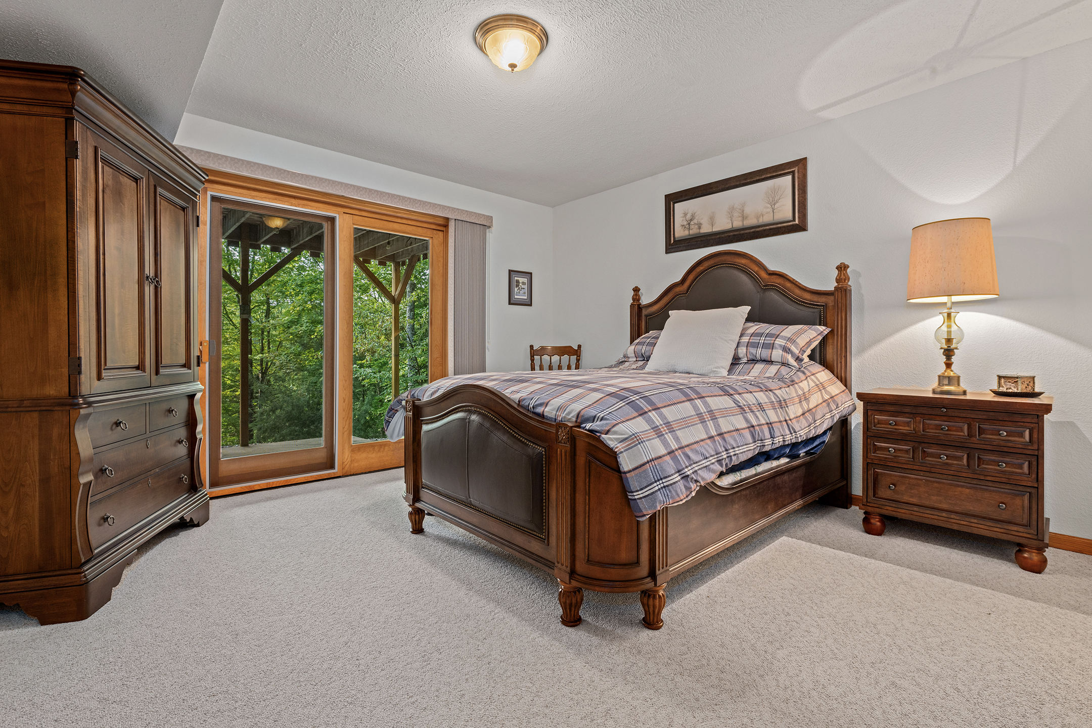 Bedroom 2: Queen Bed (Lower Level)
