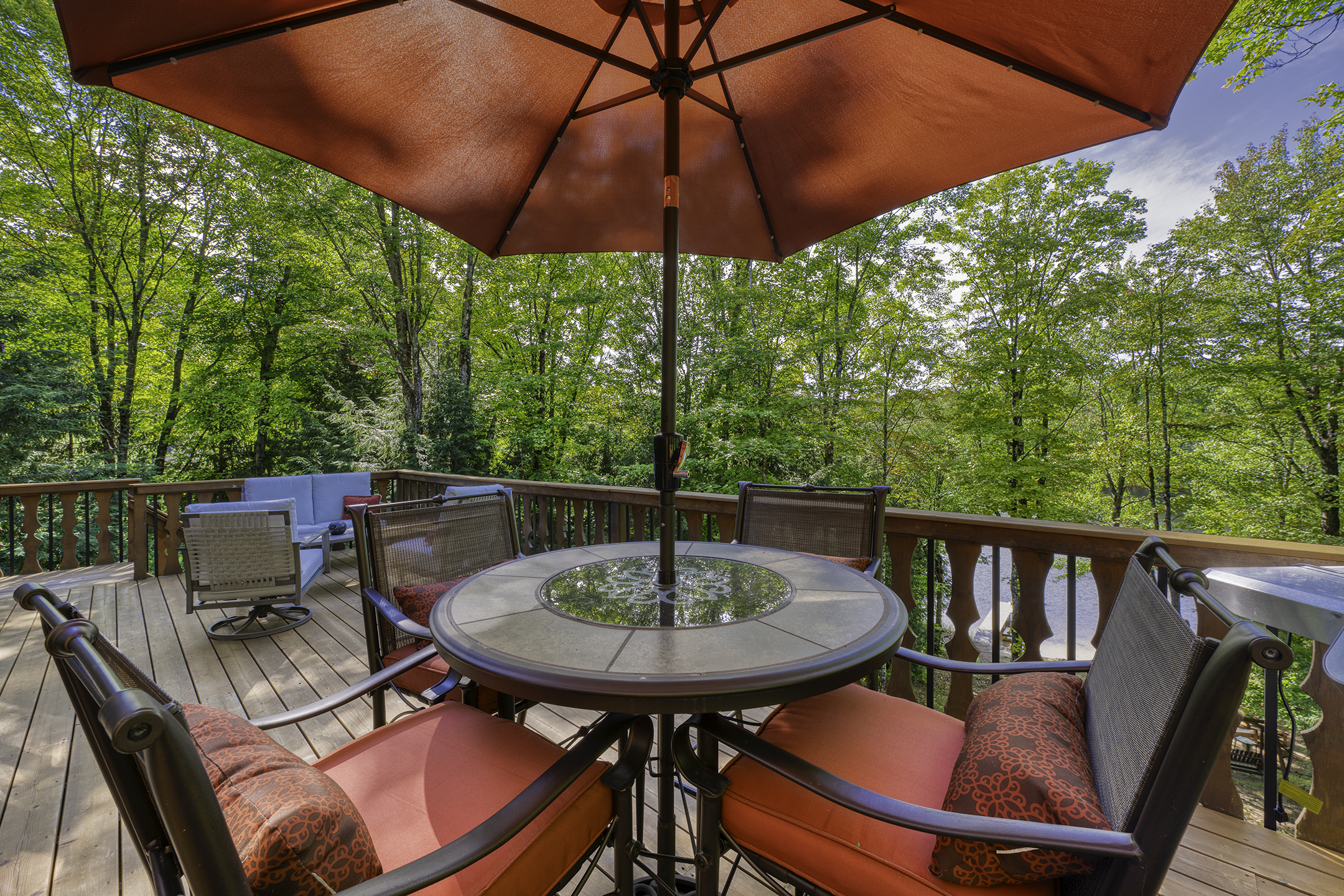 Outdoor dining area on the deck