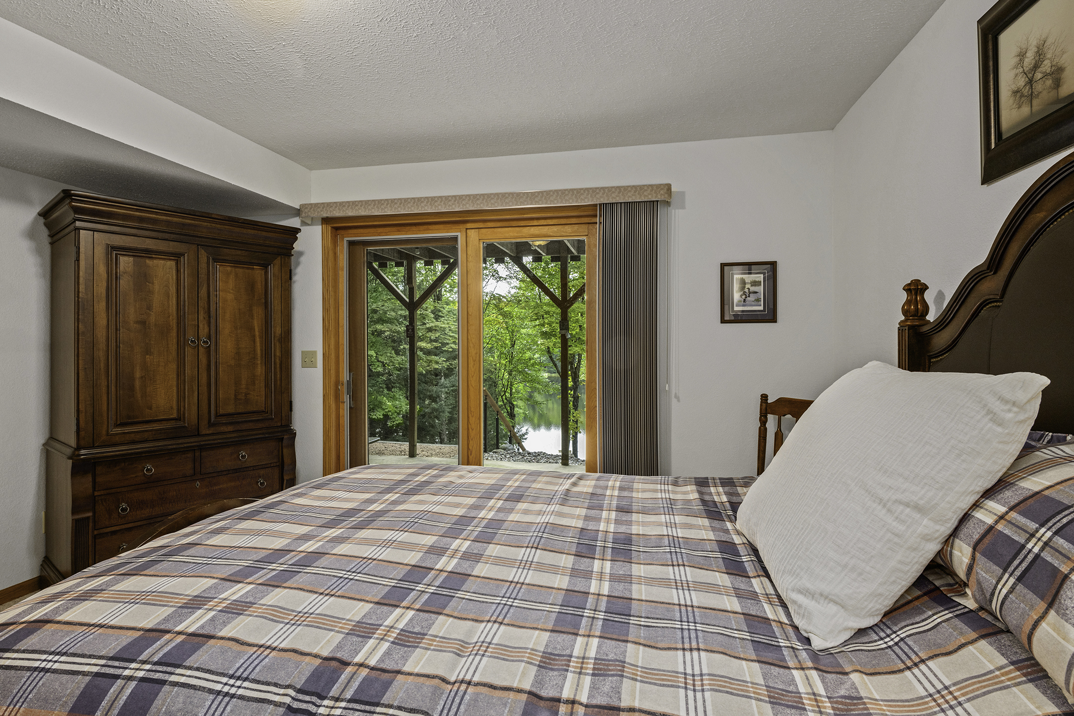 Bedroom 2: Queen Bed (Lower Level)