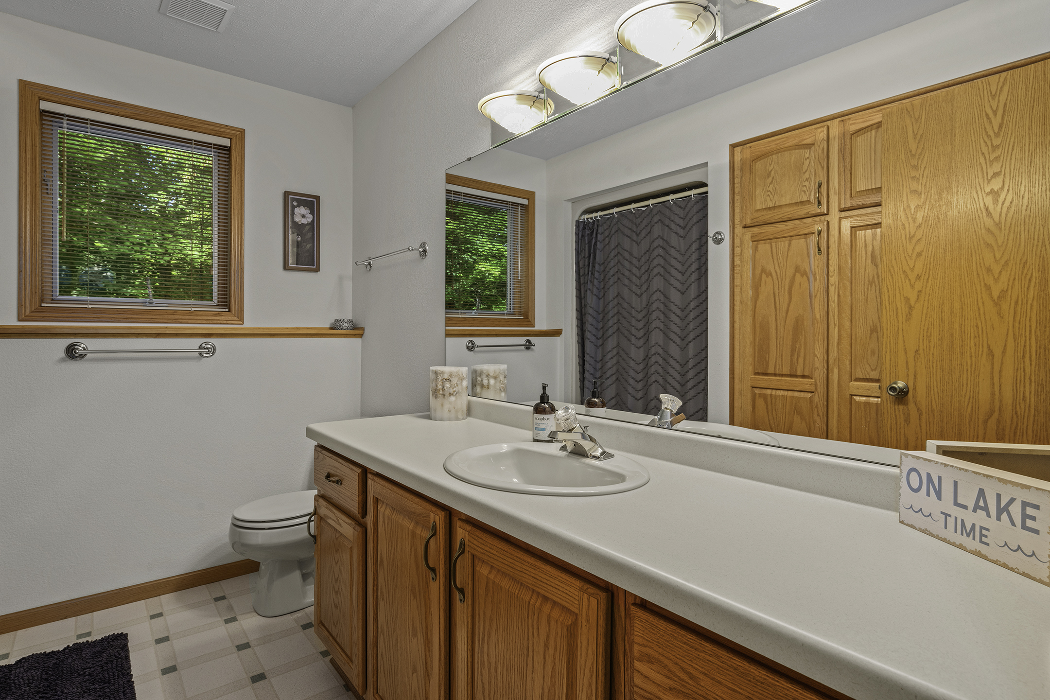 Full bathroom #2