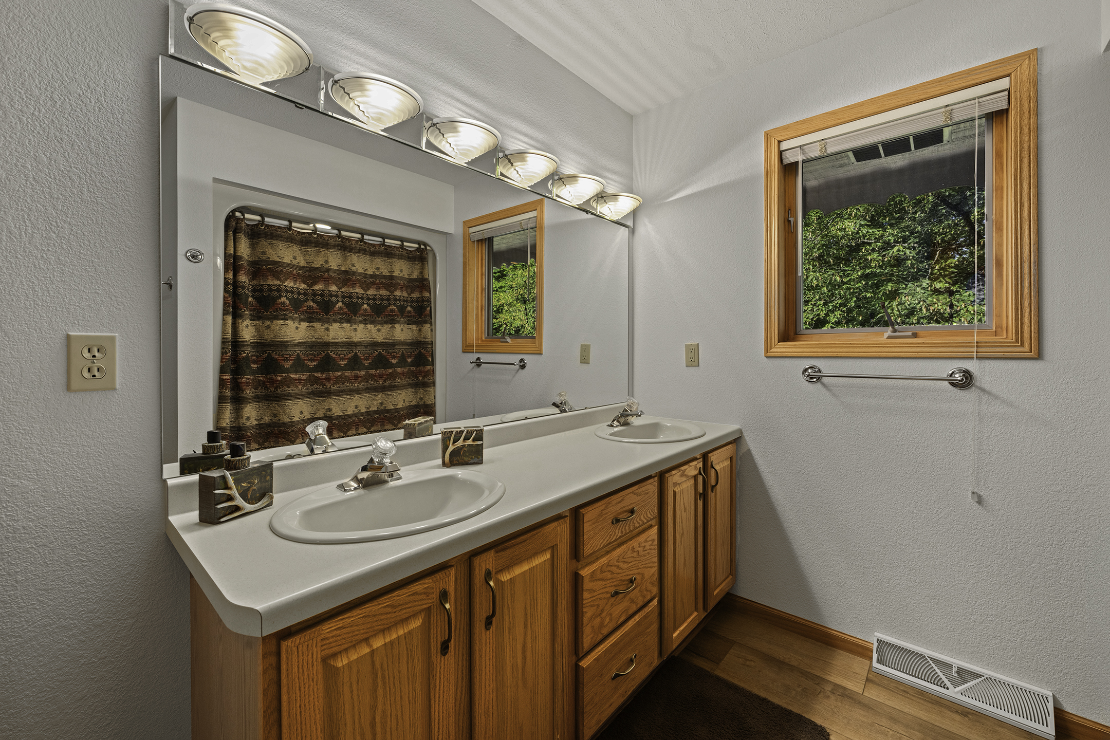 Full bathroom #1