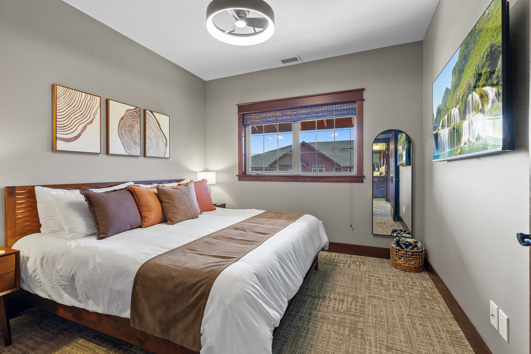 Second King bedroom with Smart TV