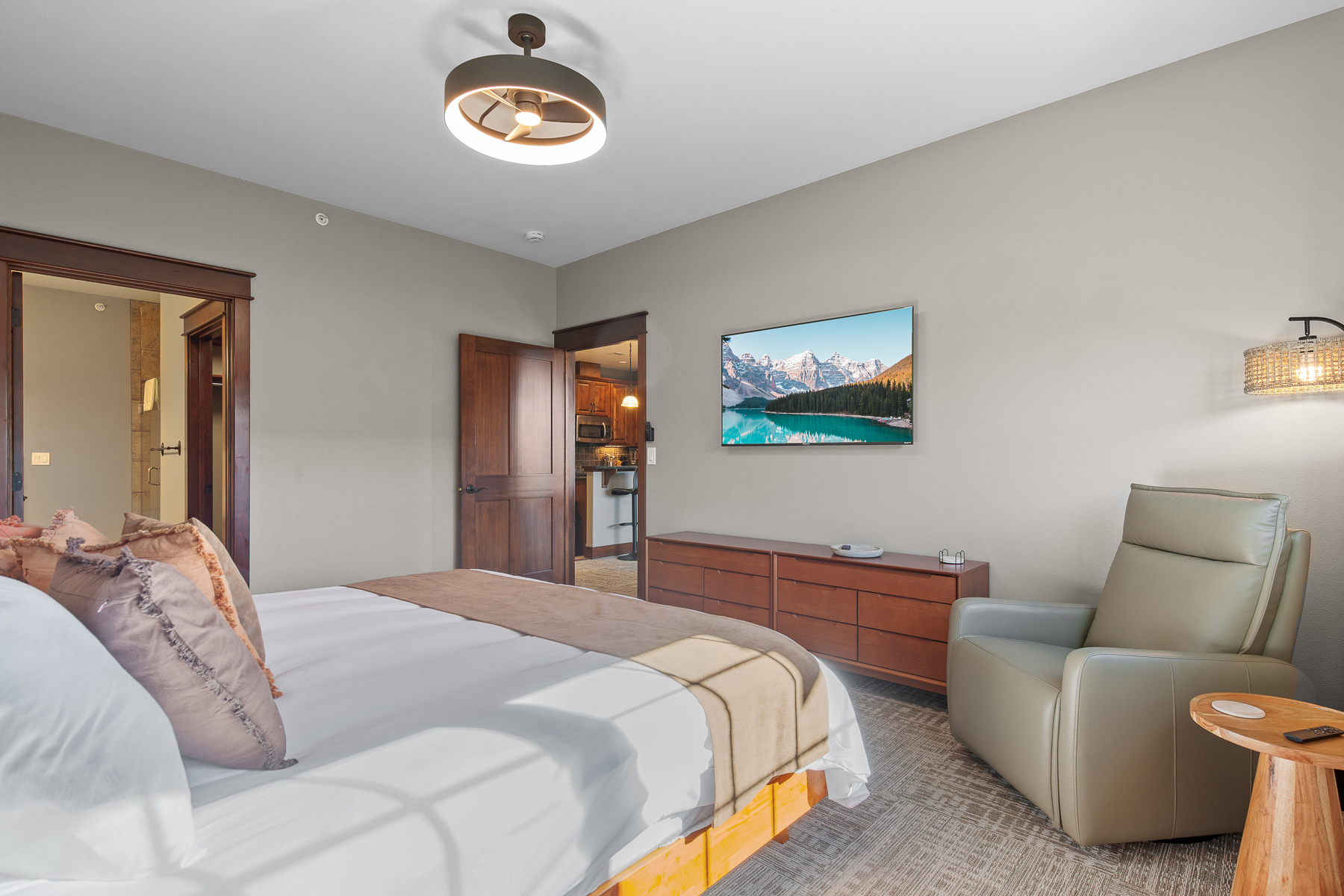 Main King bedroom with Smart TV and en suite bathroom 