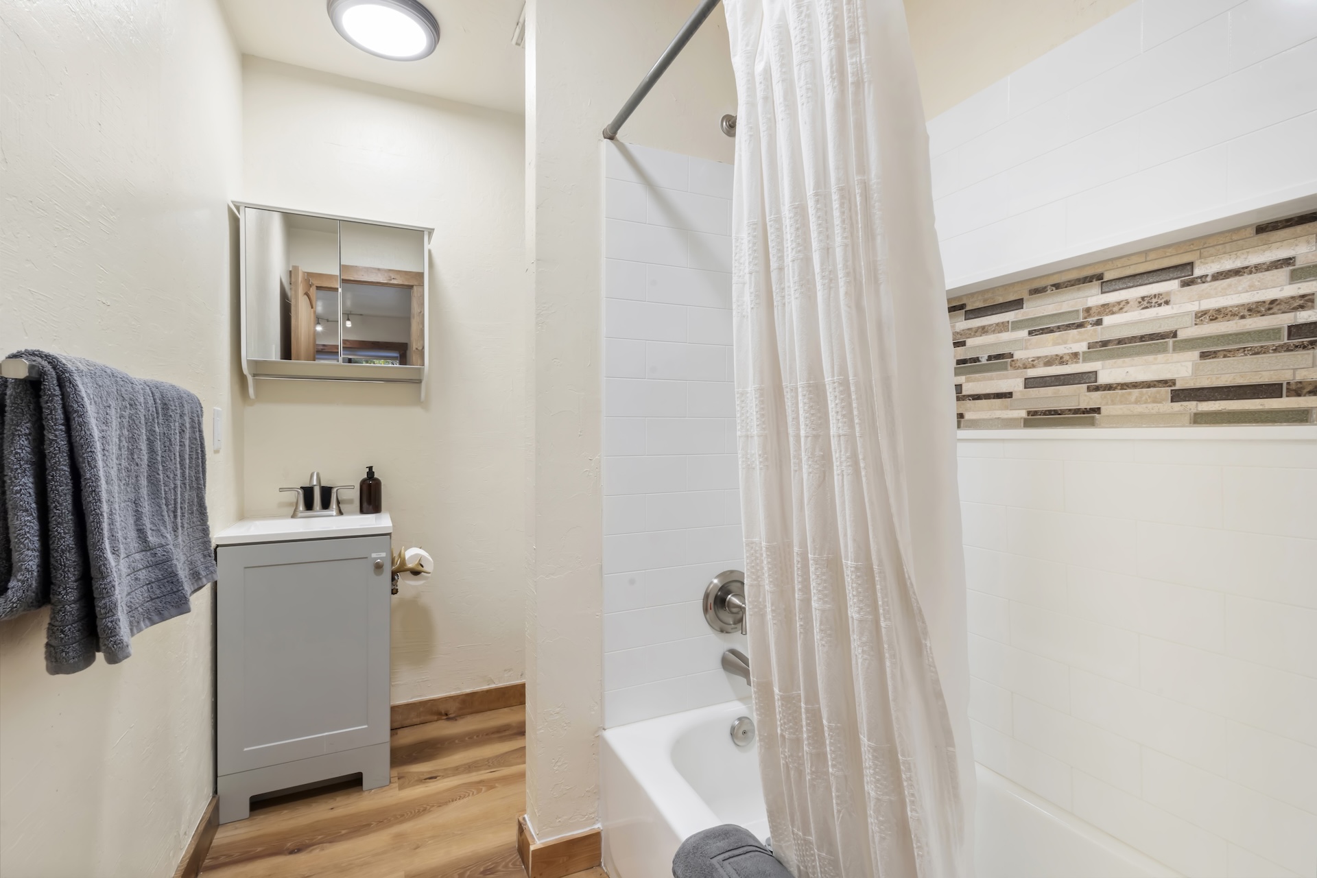 Full bathroom 2 with convenient shower/tub combo.