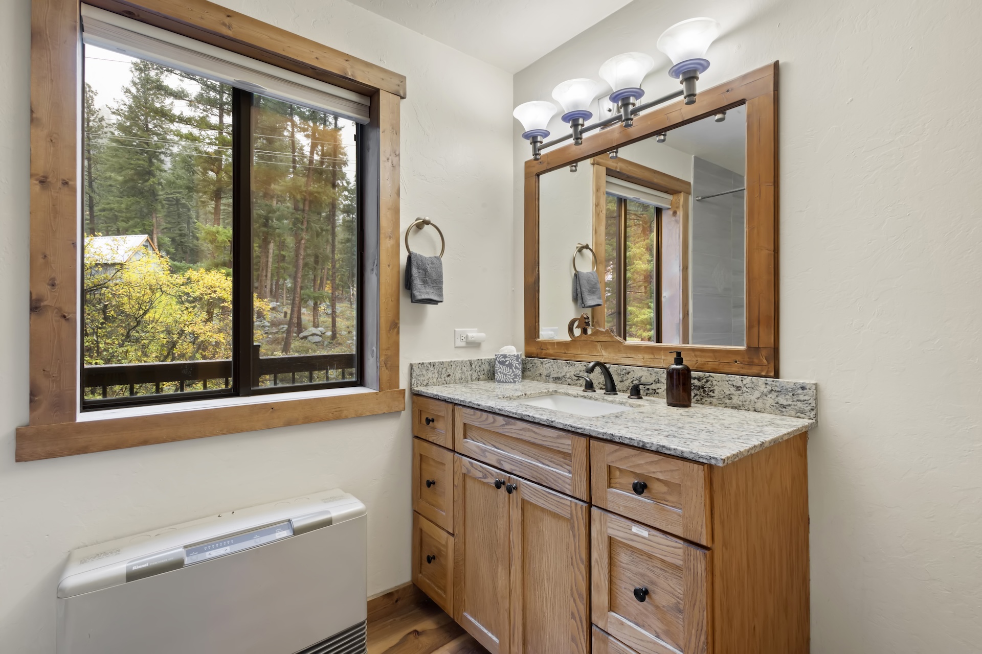 Full bathroom 1 with convenient shower/tub combo.