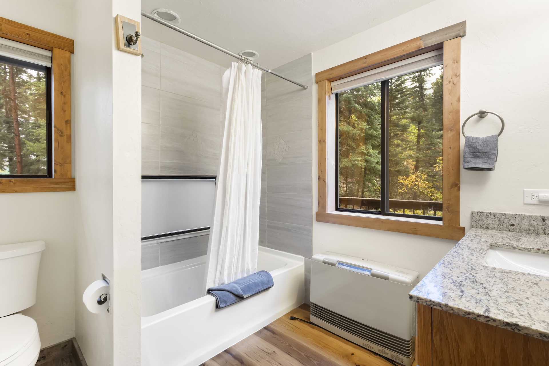 Full bathroom 1 with convenient shower/tub combo.