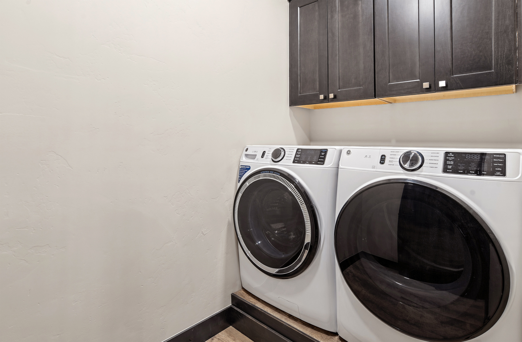 Full size washer/dryer (Laundry detergent provided)