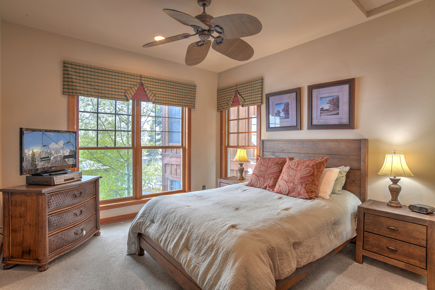 4th Bedroom - Queen and TV (3rd Floor)
