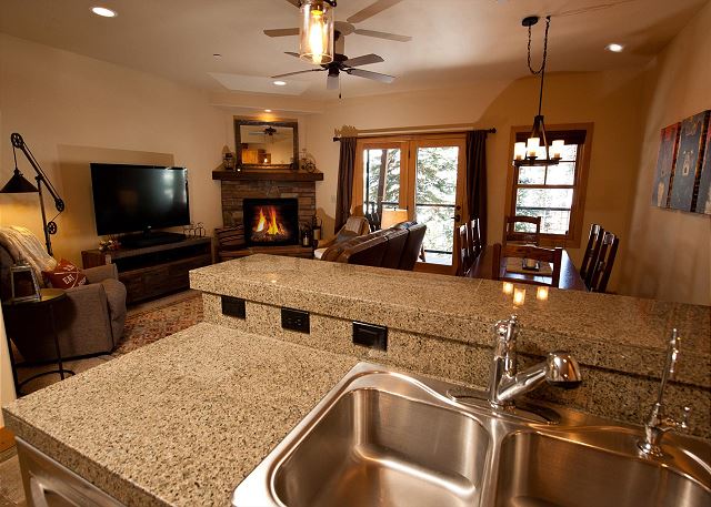 Black Bear Townhome - Great Views - Ping Pong - Professionally Decorated 4