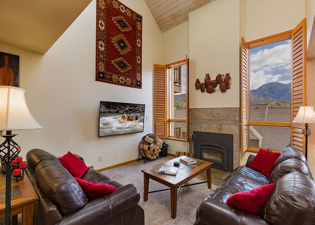 Cascade Village Condo - Awesome Views - Heated Pool