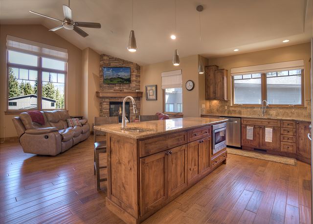 Pet Friendly Home Across from Purgatory - Views - Hot Tub - On Demand Shuttle