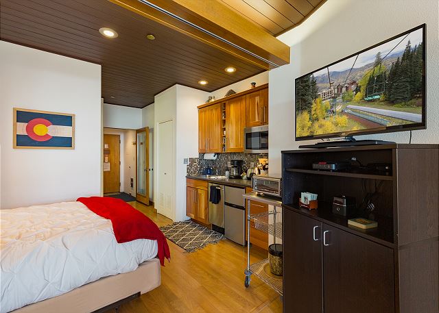 Updated Ski in/Ski Out Studio - Great Views - Deck - Affordable 6