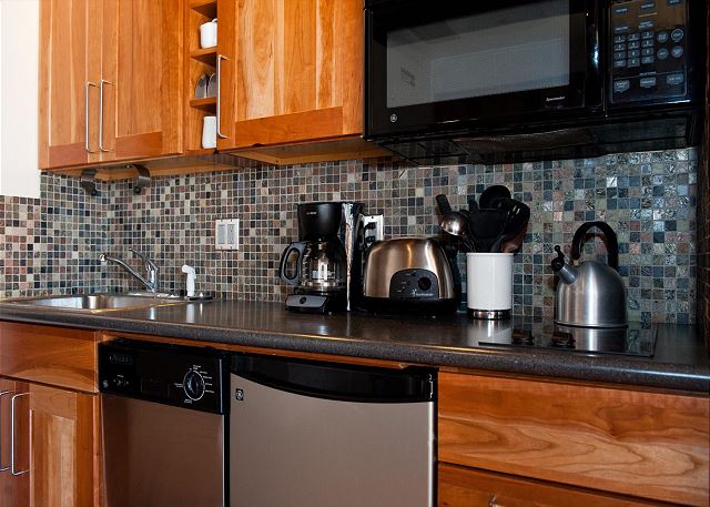 Updated Ski in/Ski Out Studio - Great Views - Deck - Affordable 8