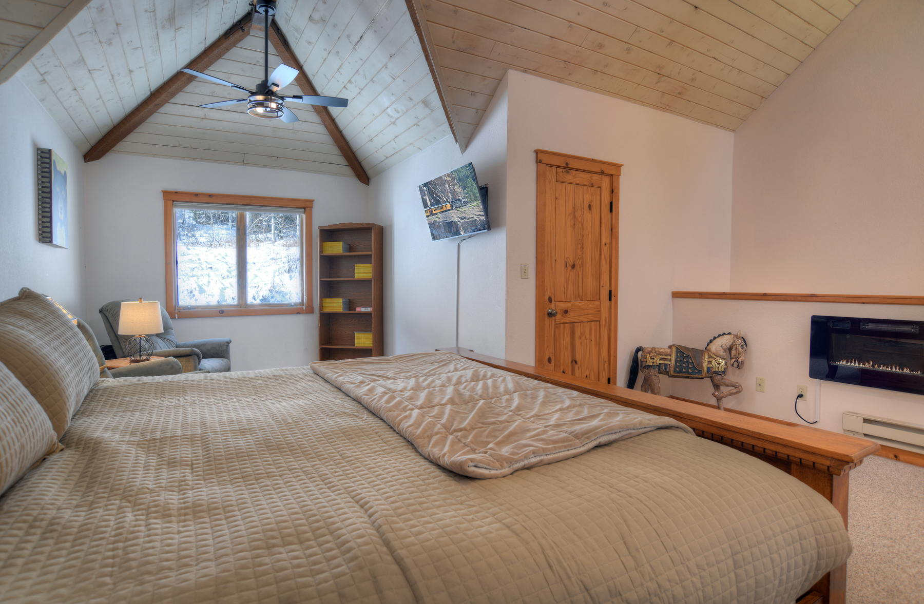 Master Bedroom - King, TV, Electric Fireplace, Sitting Area (2nd Level)