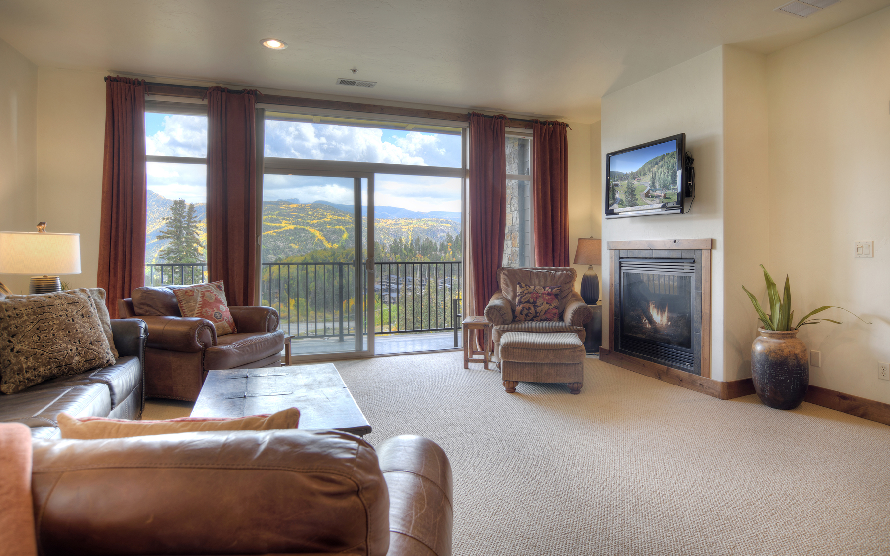 Living Space - Awesome views, deck, TV and gas fireplace