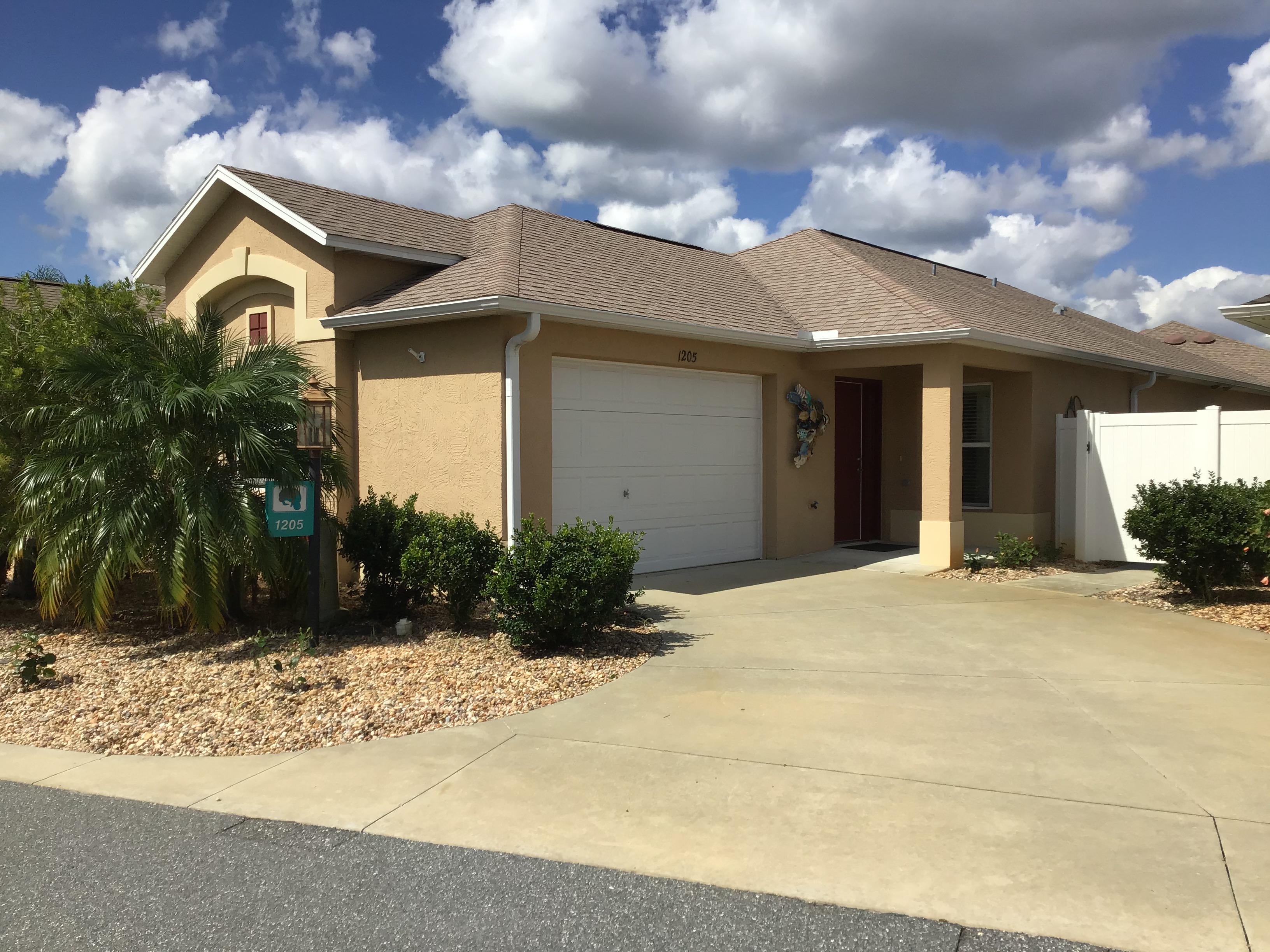 Spacious Living Area And Inviting Outdoor Spaces - Charming Retreat - The Villages, FL
