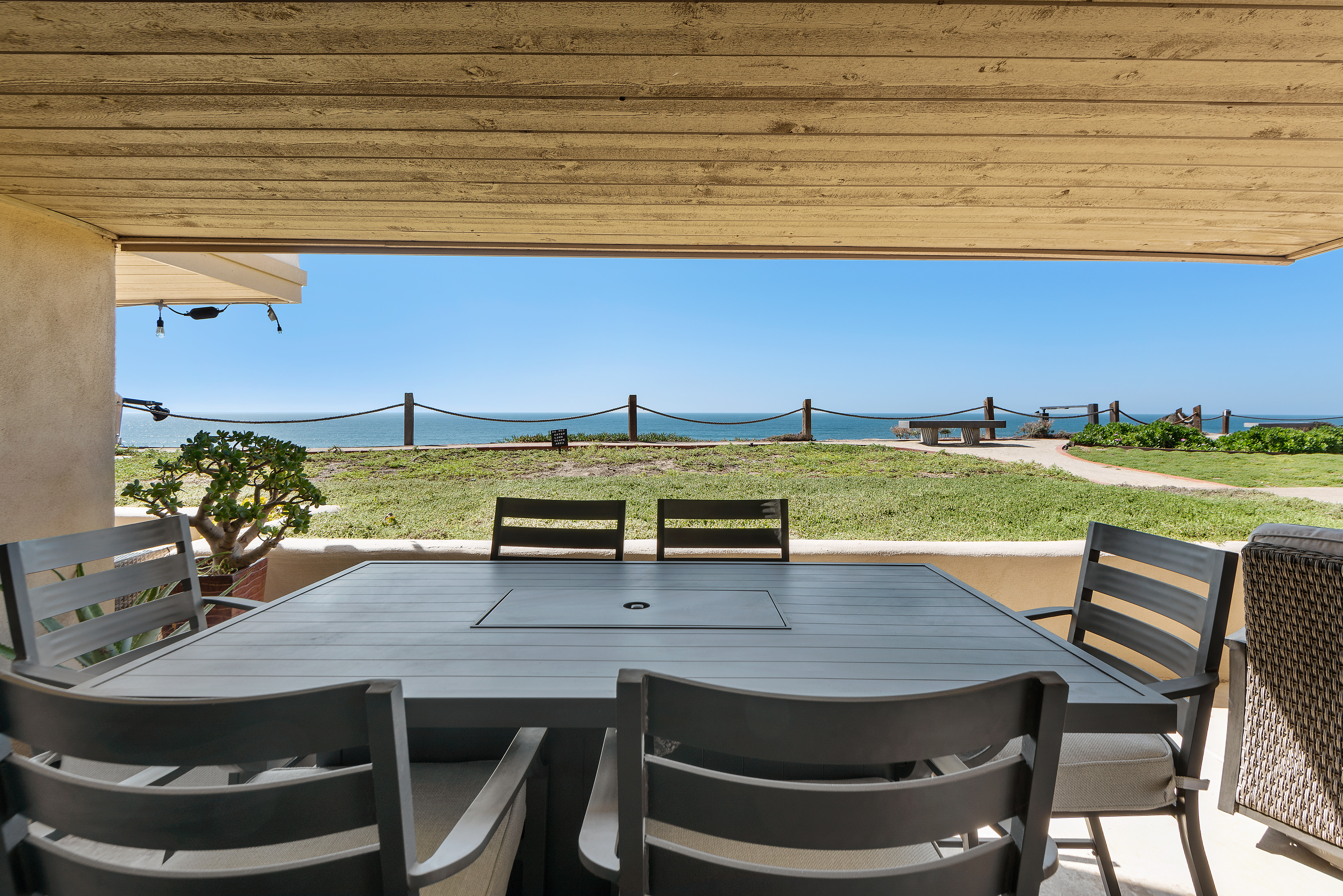 Barefoot Oasis - SUR127 9