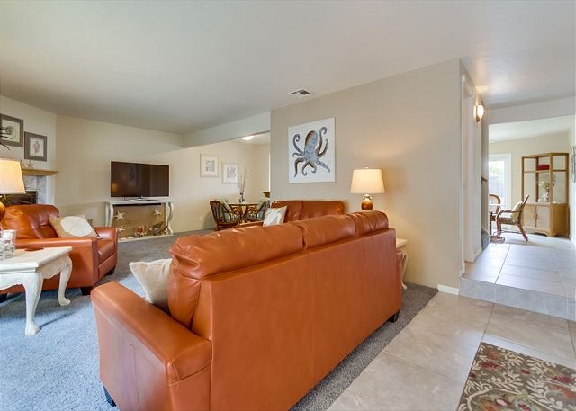 Spacious Living Room w/lots of seating and large screen TV
