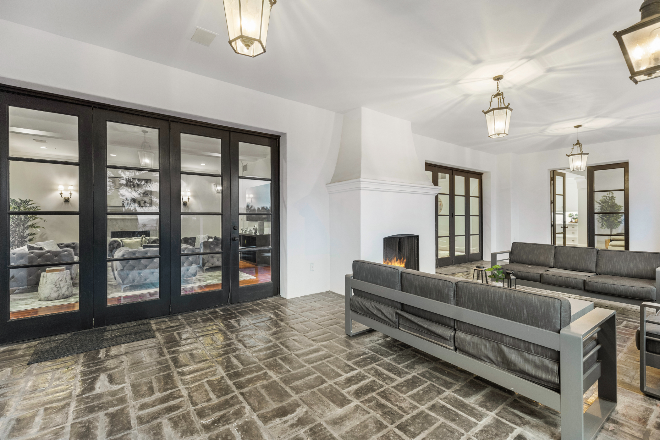 Spanish Villa (Offline) | Photo 35