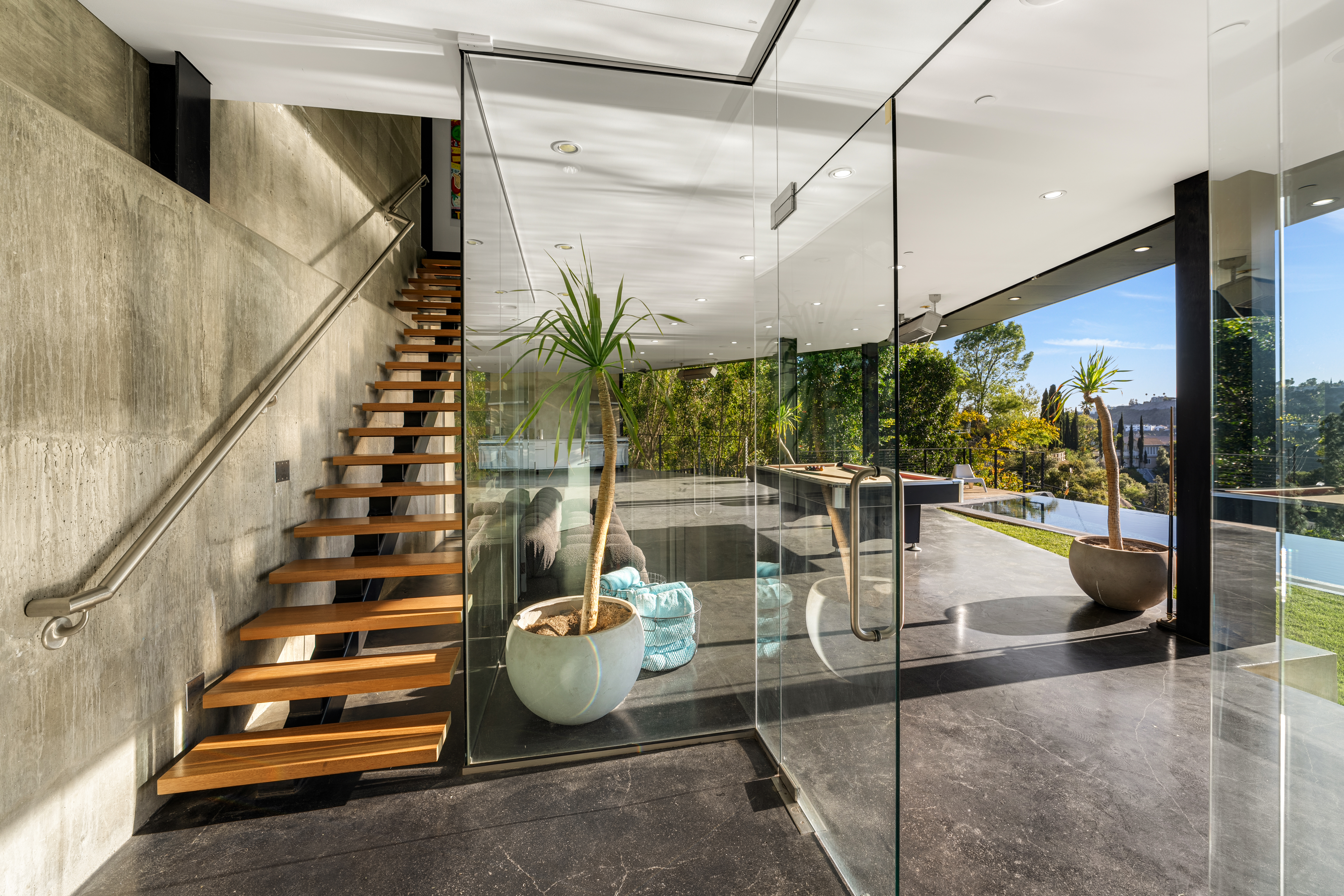 Glass Mansion | Photo 3