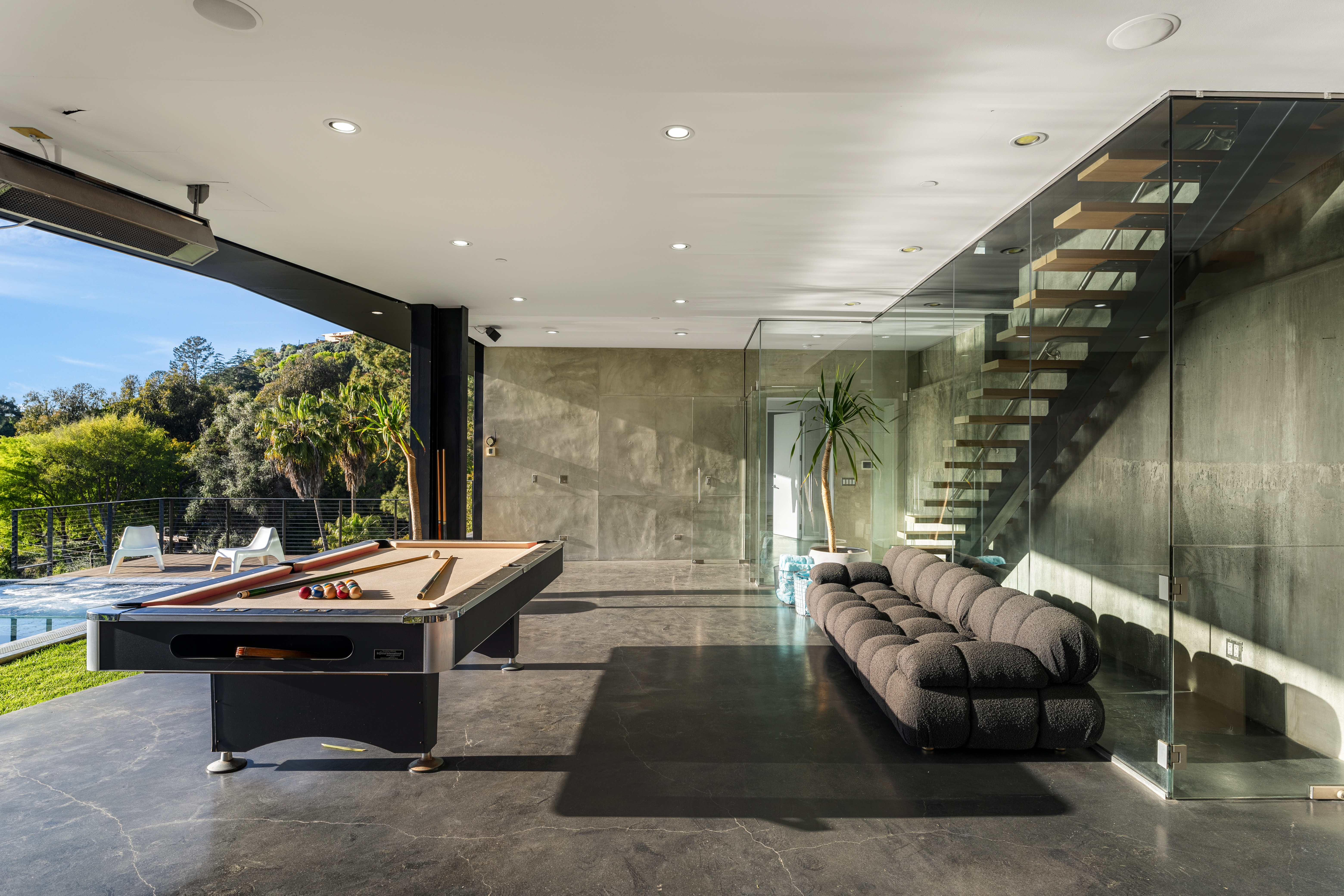 Glass Mansion | Photo 10