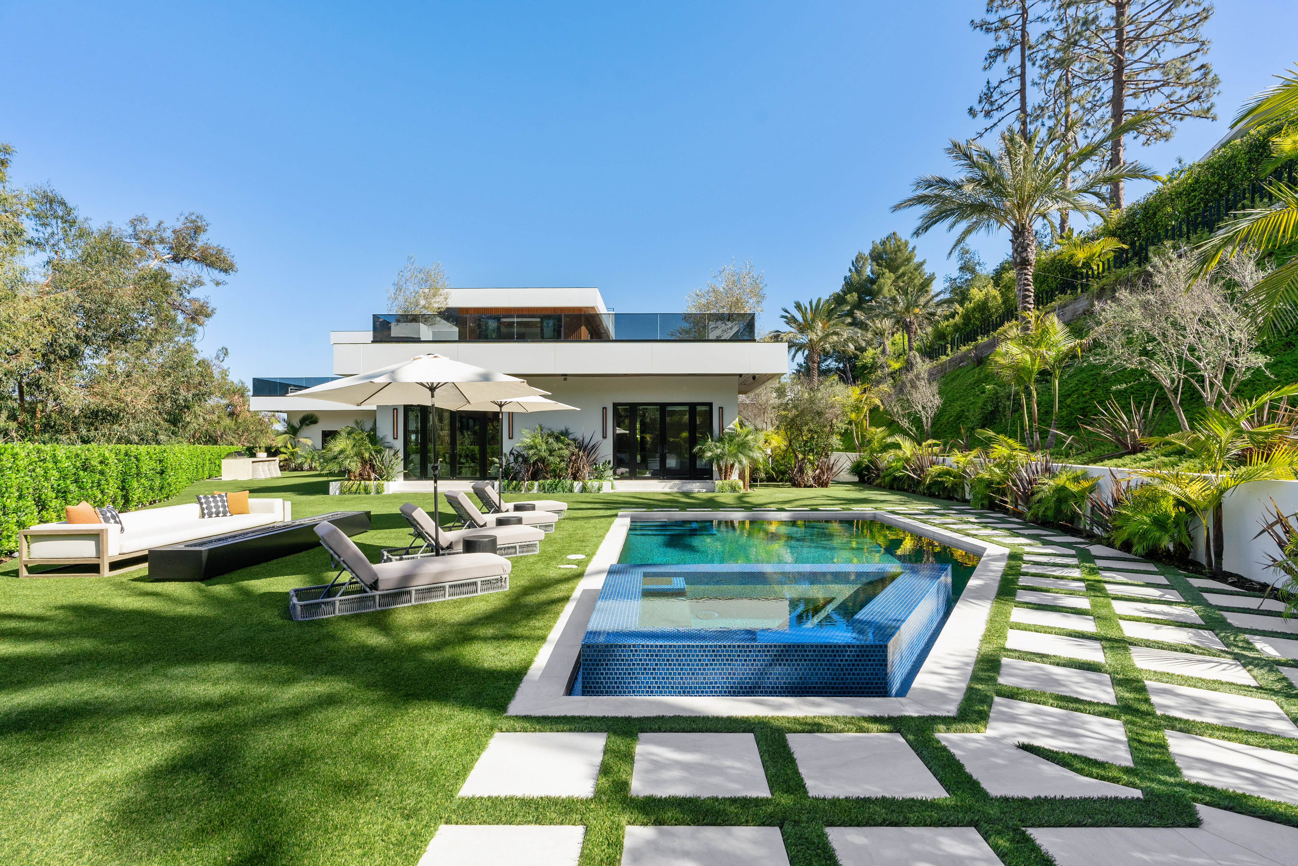 Linda Flora | Photo 2