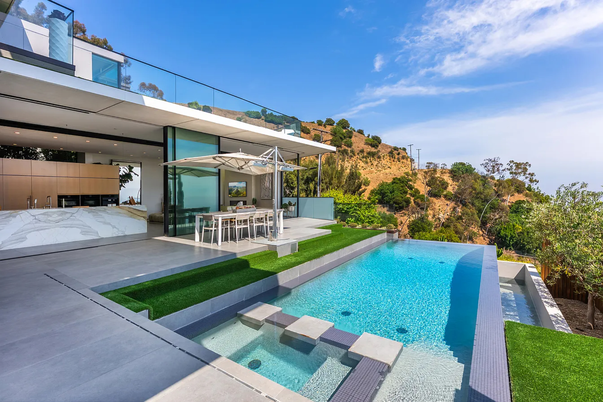 Blue Heights Modern | Photo 2